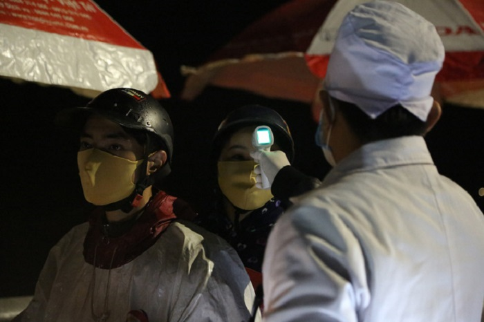 Trắng đêm lập chốt kiểm soát kiểm tra y tế, ngăn ngừa Covid-19 ở Phú Thọ - 9