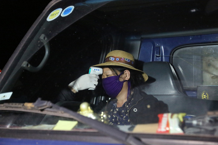 Trắng đêm lập chốt kiểm soát kiểm tra y tế, ngăn ngừa Covid-19 ở Phú Thọ - 8