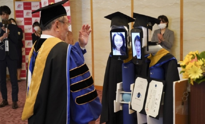 Robot thay sinh viên nhận bằng tốt nghiệp giữa mùa dịch Covid-19 - 1