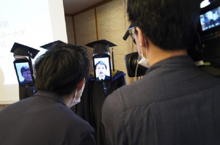 Robot thay sinh viên nhận bằng tốt nghiệp giữa mùa dịch Covid-19 - 5