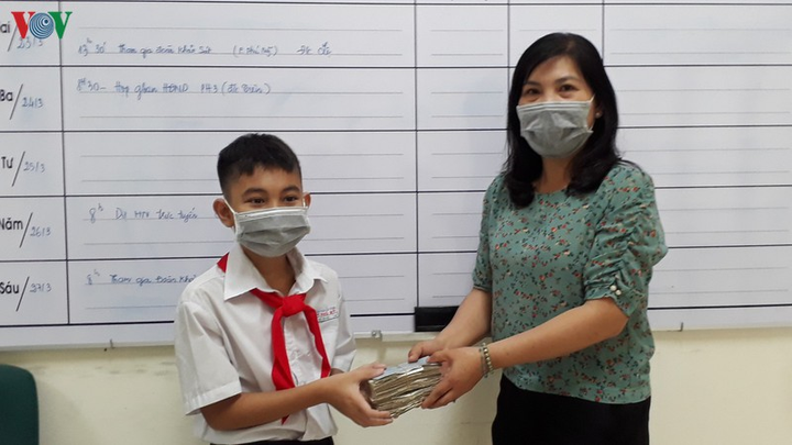 Những câu chuyện sẻ chia ấm lòng giữa mùa dịch Covid-19 - 4