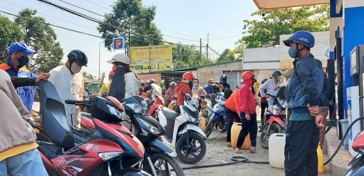 Hà Nội: Không bán xăng dầu cho người mua bằng can để tích trữ - 1