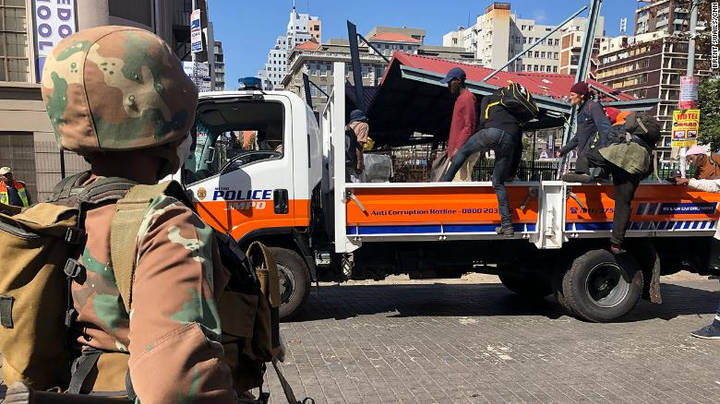 Nam Phi đưa hàng nghìn người vô gia cư vào sân vận động cách ly ngừa Covid-19 - 1