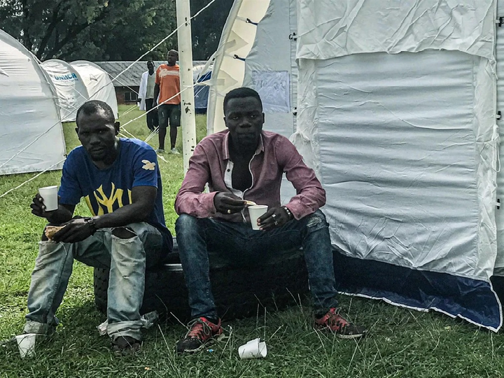 Nam Phi đưa hàng nghìn người vô gia cư vào sân vận động cách ly ngừa Covid-19 - 10