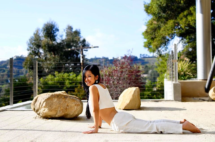 Khoe ảnh tập yoga, Hồng Nhung được khen trẻ như gái đôi mươi - 2