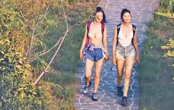 Hai sao nữ bị chỉ trích vì mặc trang phục không phù hợp lên sóng - 2