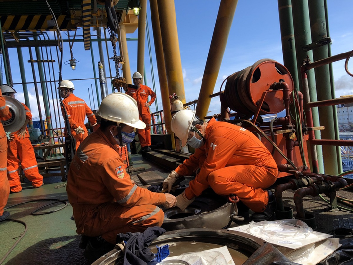 Người lao động dầu khí đồng cam cộng khổ vượt gian khó - 7