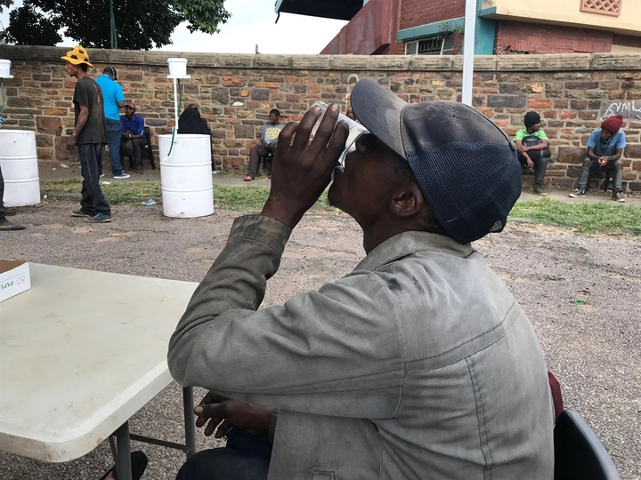 Nam Phi đưa hàng nghìn người vô gia cư vào sân vận động cách ly ngừa Covid-19 - 8