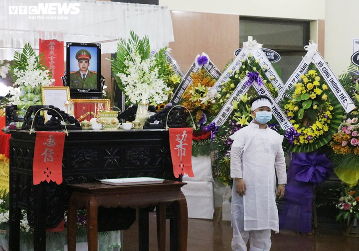 Xúc động lễ viếng 2 chiến sĩ công an hy sinh khi truy bắt nhóm đua xe - 4