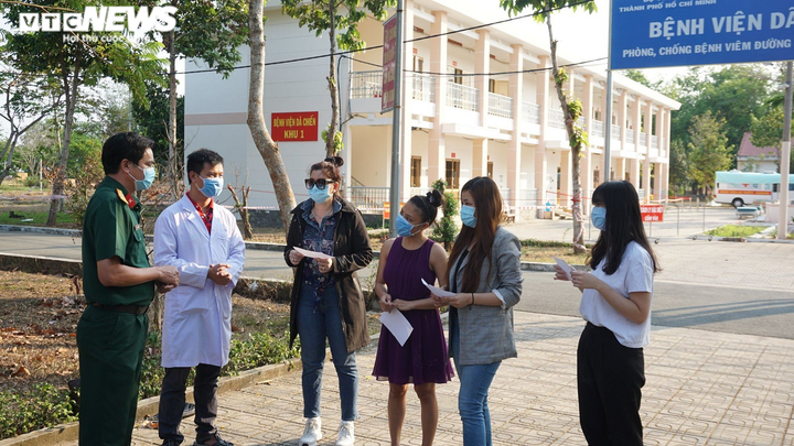 Vì sao một số người cách ly đủ 14 ngày vẫn chưa được về nhà? - 1