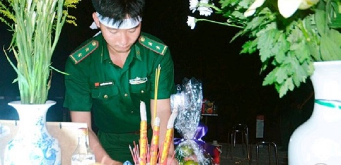 Chiến sĩ trẻ lập bàn thờ, viếng cha từ chốt canh chống dịch Covid-19 - 1