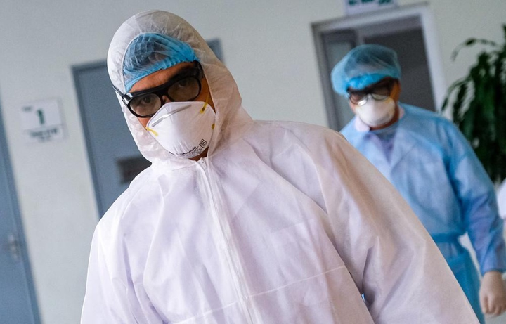 Khách Tây mắc Covid-19 di chuyển khắp nơi, bị tai nạn đến viện mới biết mắc bệnh - 1