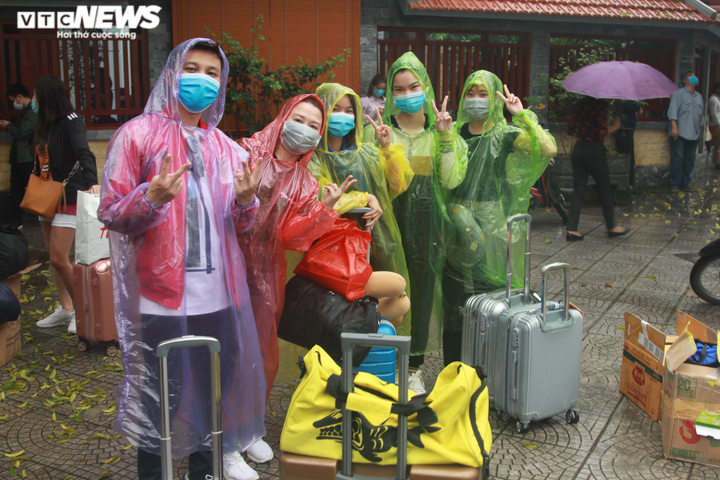 Chia tay khu cách ly Tứ Hiệp: Dân xúc động cảm ơn cán bộ, chiến sĩ - 11