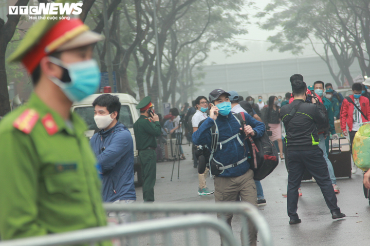 Chia tay khu cách ly Tứ Hiệp: Dân xúc động cảm ơn cán bộ, chiến sĩ - 1