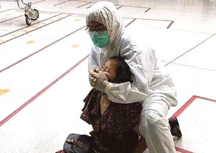 Bị từ chối phục vụ ở nhà hàng, người đàn ông nhổ nước bọt và hét 'corona' - 2