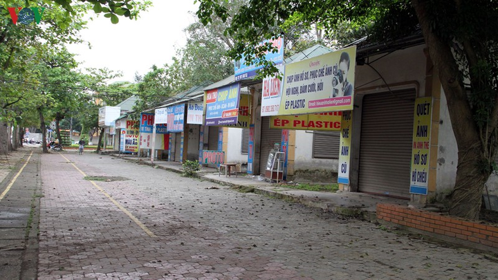 Cách ly toàn xã hội, dân Nghệ An vẫn đổ về hồ điều hòa dạo chơi - 4