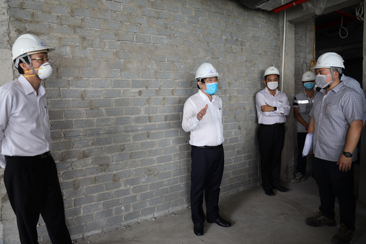 Chủ tịch TP.HCM gỡ khó việc giãn khoảng cách ở khu chế xuất - 1