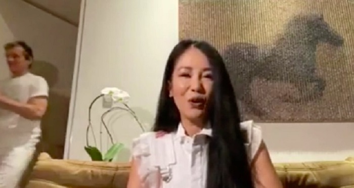 Hồng Nhung để lộ bạn trai ngoại quốc khi đang livestream? - 1