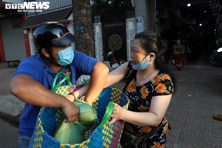 Đắk Lắk: Phát gạo cho người nghèo bằng ô tô để tránh tập trung đông người - 2