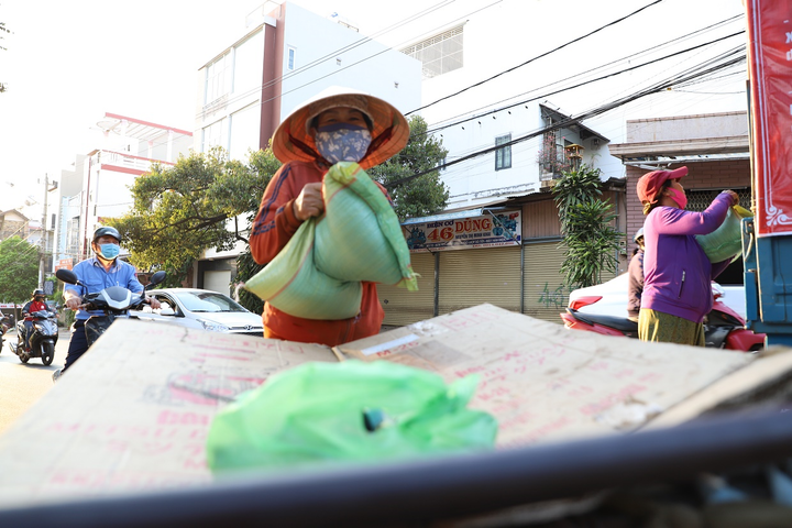 Đắk Lắk: Phát gạo cho người nghèo bằng ô tô để tránh tập trung đông người - 9