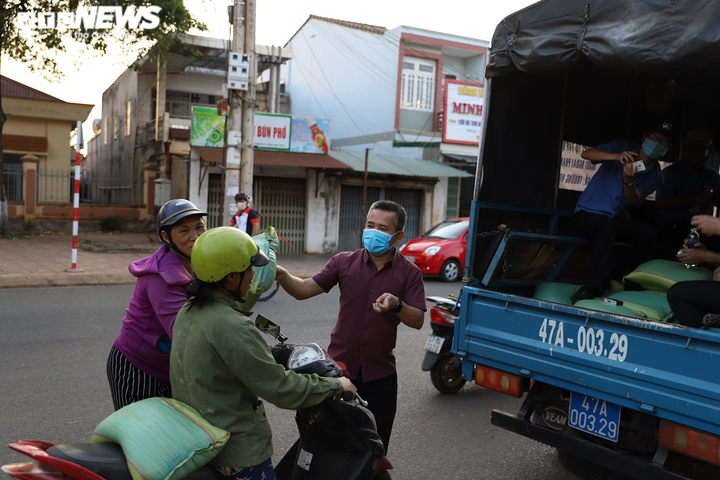 Đắk Lắk: Phát gạo cho người nghèo bằng ô tô để tránh tập trung đông người - 12