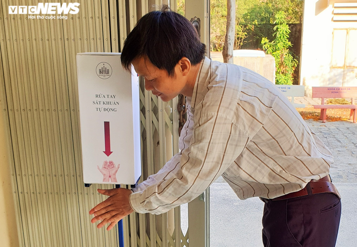 Sinh viên chế tạo máy rửa tay sát khuẩn tự động phòng Covid-19 - 2