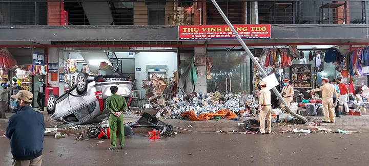 Ô tô CRV 'phơi bụng' giữa chợ sau khi tông dãy ki ốt vàng mã, 4 phụ nữ bị thương - 1