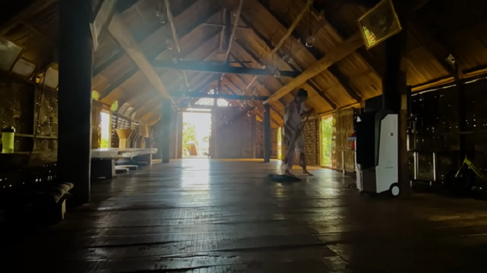 H'Hen Niê: 'Làm hoa hậu xong mới có người vớt, nhẹ hết cả người' - 2