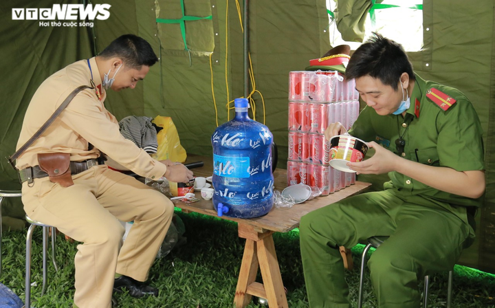 Ảnh: CSGT Bắc Ninh dầm mưa suốt đêm kiểm soát dịch Covid -19 - 17