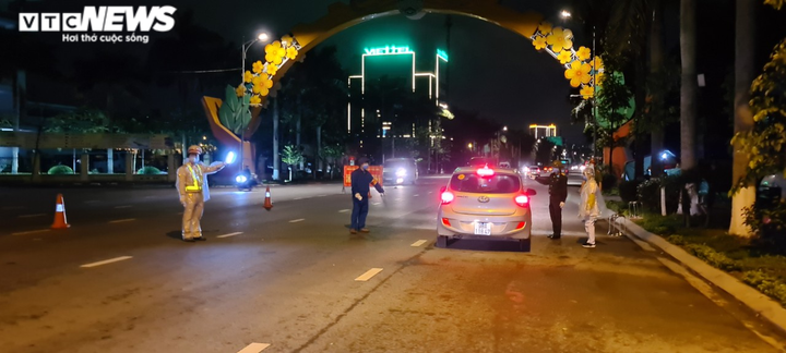 Ảnh: CSGT Bắc Ninh dầm mưa suốt đêm kiểm soát dịch Covid -19 - 1