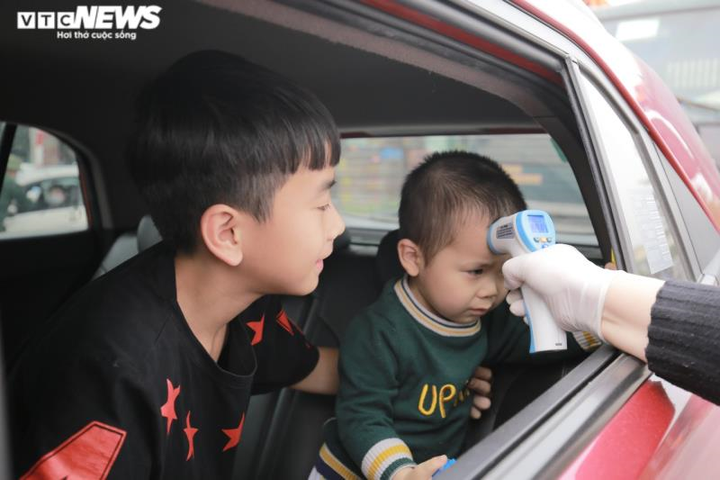 Ảnh: CSGT Bắc Ninh dầm mưa suốt đêm kiểm soát dịch Covid -19 - 15