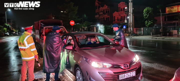 Ảnh: CSGT Bắc Ninh dầm mưa suốt đêm kiểm soát dịch Covid -19 - 3