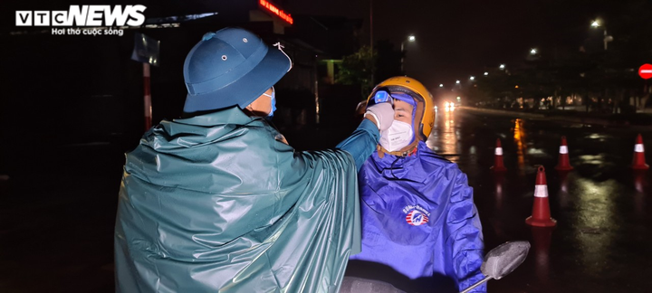 Ảnh: CSGT Bắc Ninh dầm mưa suốt đêm kiểm soát dịch Covid -19 - 6