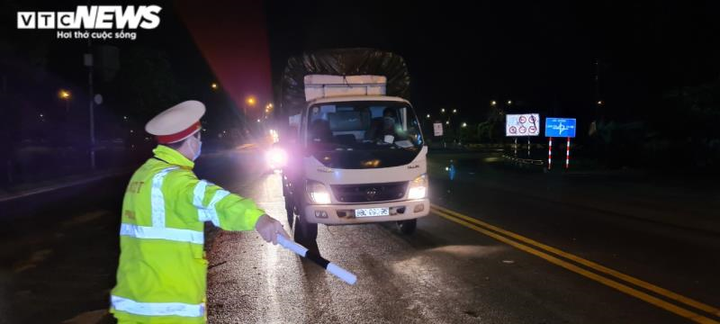 Ảnh: CSGT Bắc Ninh dầm mưa suốt đêm kiểm soát dịch Covid -19 - 11