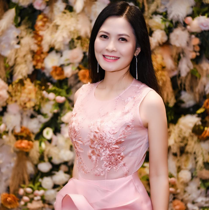 Vẻ ngoài nữ tính, nền nã của Phó Bí thư Bích Hiền phim 'Sinh tử' - 7