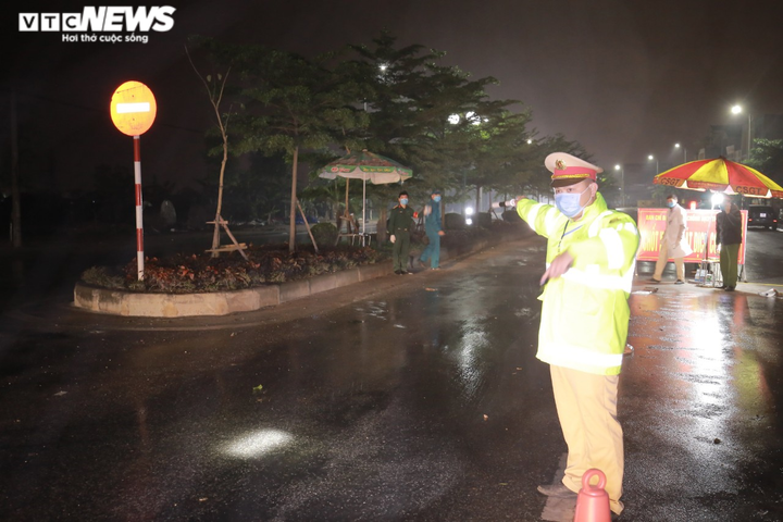 Ảnh: CSGT Bắc Ninh dầm mưa suốt đêm kiểm soát dịch Covid -19 - 2