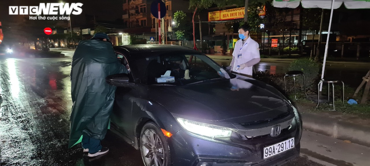 Ảnh: CSGT Bắc Ninh dầm mưa suốt đêm kiểm soát dịch Covid -19 - 9