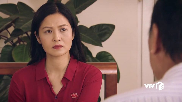 Vẻ ngoài nữ tính, nền nã của Phó Bí thư Bích Hiền phim 'Sinh tử' - 1