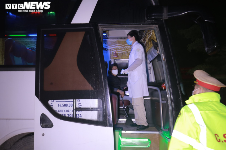 Ảnh: CSGT Bắc Ninh dầm mưa suốt đêm kiểm soát dịch Covid -19 - 10