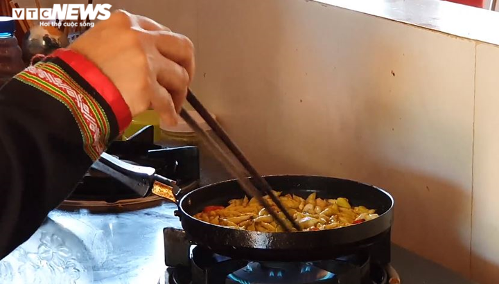 Cận cảnh chuyến săn sâu muồng đặc sản của người Ê Đê - 13