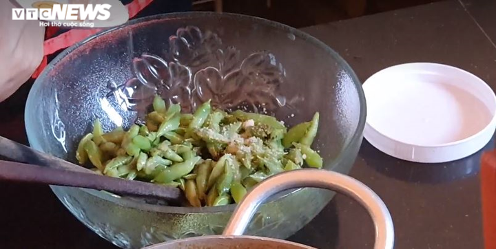 Cận cảnh chuyến săn sâu muồng đặc sản của người Ê Đê - 12