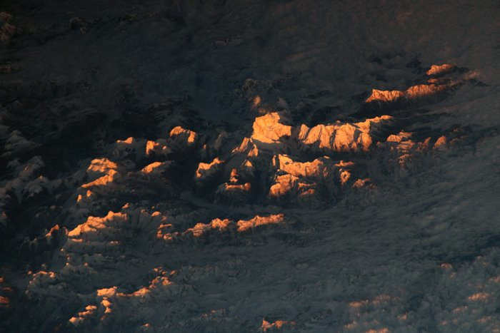 Hình ảnh tuyệt đẹp chụp lại đỉnh núi hùng vĩ của dãy Himalaya từ không gian - 1