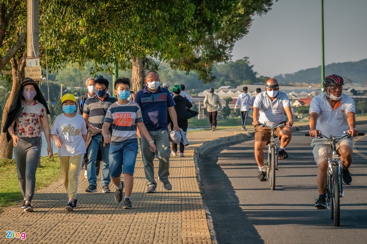 Công viên, quảng trường Đà Lạt đông đúc những ngày cách ly toàn xã hội - 1