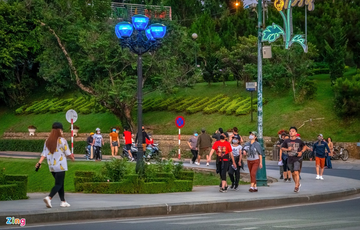 Công viên, quảng trường Đà Lạt đông đúc những ngày cách ly toàn xã hội - 10