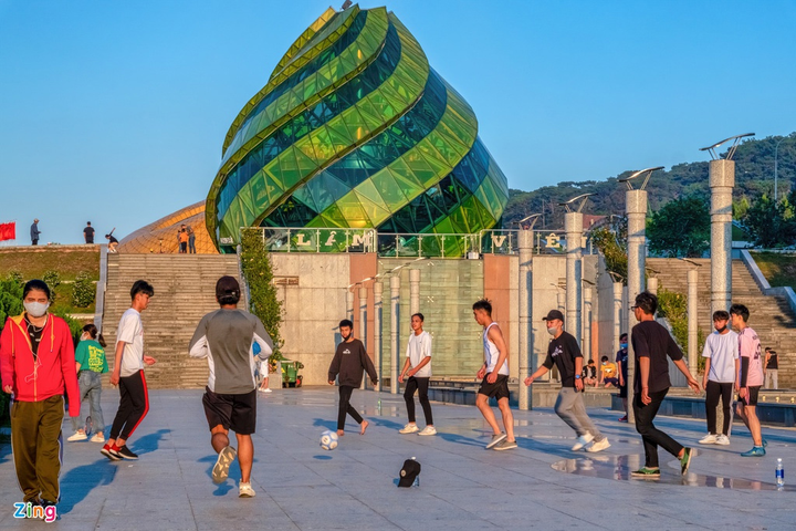 Công viên, quảng trường Đà Lạt đông đúc những ngày cách ly toàn xã hội - 11