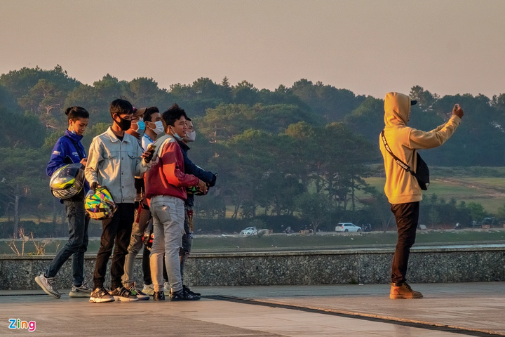 Công viên, quảng trường Đà Lạt đông đúc những ngày cách ly toàn xã hội - 12