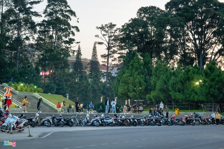 Công viên, quảng trường Đà Lạt đông đúc những ngày cách ly toàn xã hội - 13