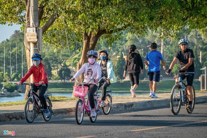 Công viên, quảng trường Đà Lạt đông đúc những ngày cách ly toàn xã hội - 2