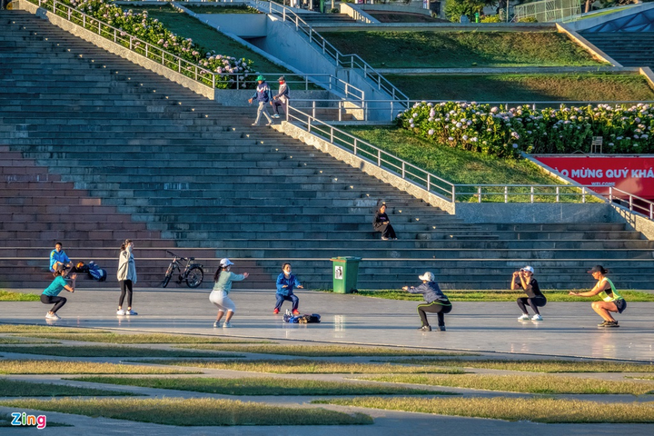 Công viên, quảng trường Đà Lạt đông đúc những ngày cách ly toàn xã hội - 4