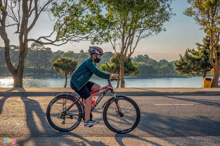 Công viên, quảng trường Đà Lạt đông đúc những ngày cách ly toàn xã hội - 5